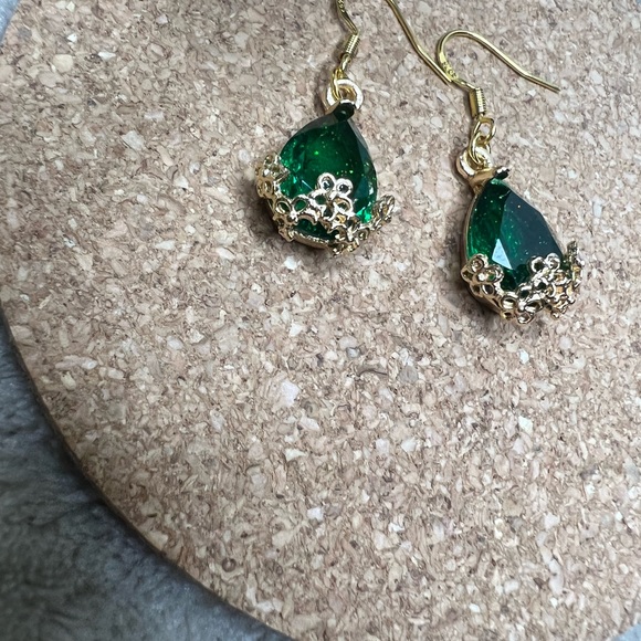 Emerald Green Dangle Earrings - Picture 3 of 3